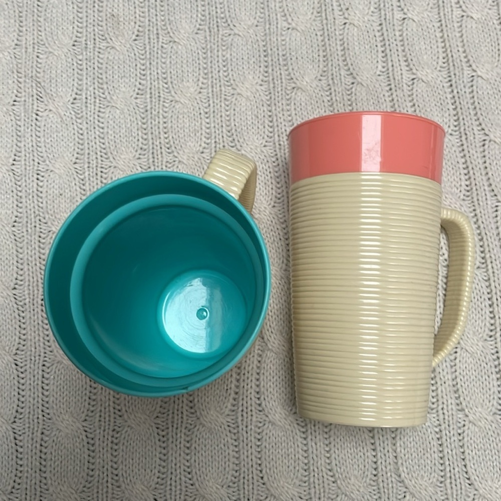 VTG Raffiaware plastic mugs. Thermo-Temp Mallory Randall Corp coral aqua handles